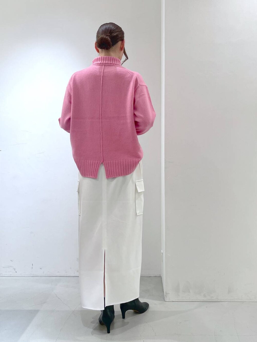 ホワイト系のスカート、ブラック系のブルゾン、ピンク系のニット/セーターを着用したレディースの秋コーディネートの8枚目の写真