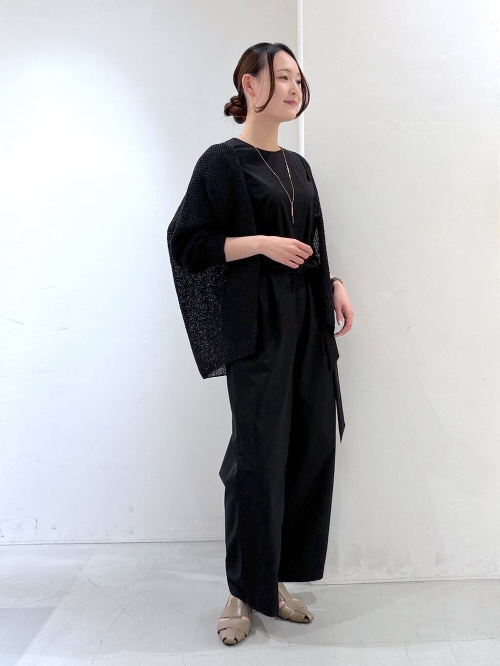 ブラック系のつなぎ/オールインワン、ブラック系のカーディガン/ボレロを着用したレディースの春コーディネートの3枚目の写真