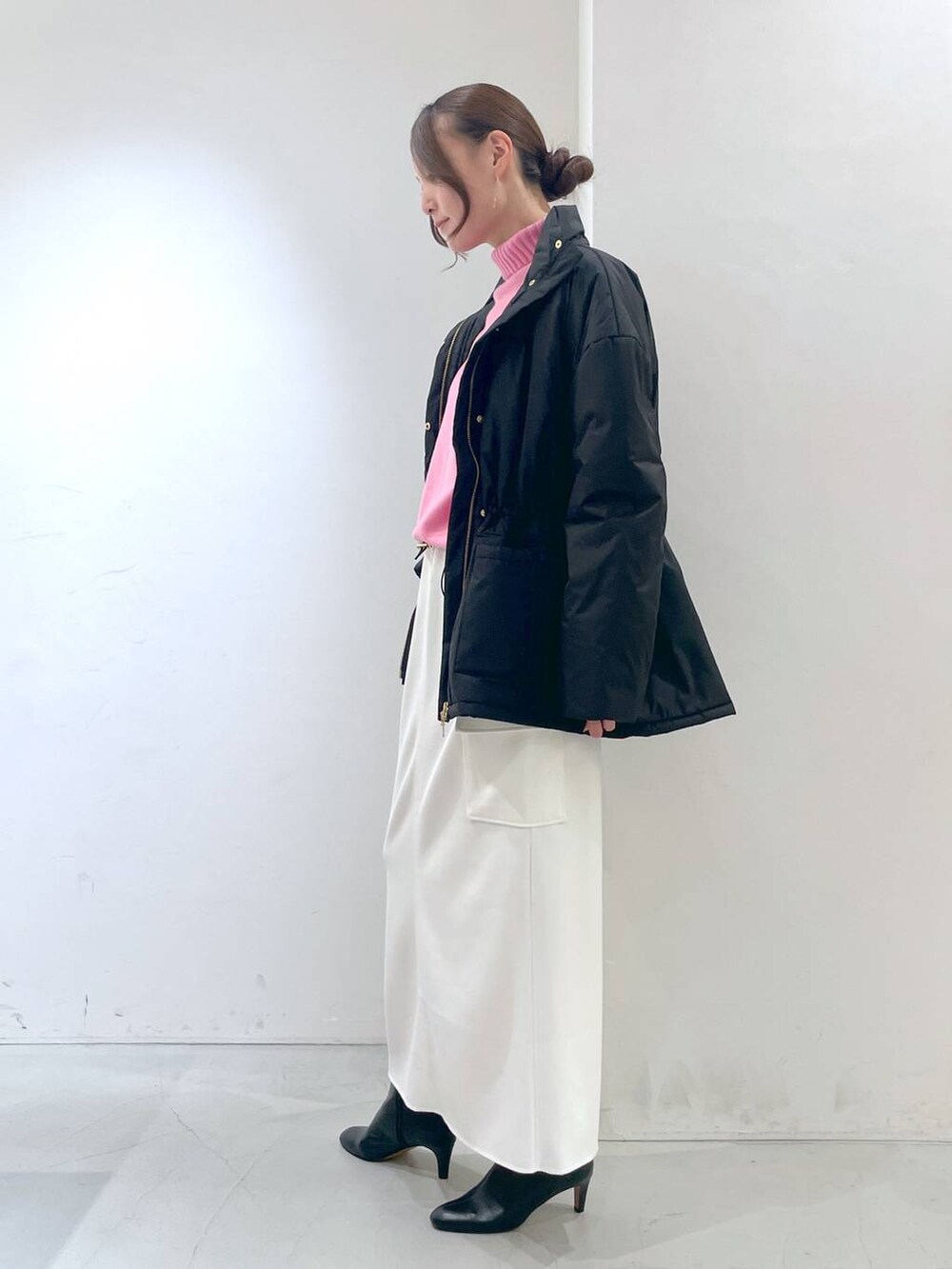 ホワイト系のスカート、ブラック系のブルゾン、ピンク系のニット/セーターを着用したレディースの秋コーディネートの4枚目の写真