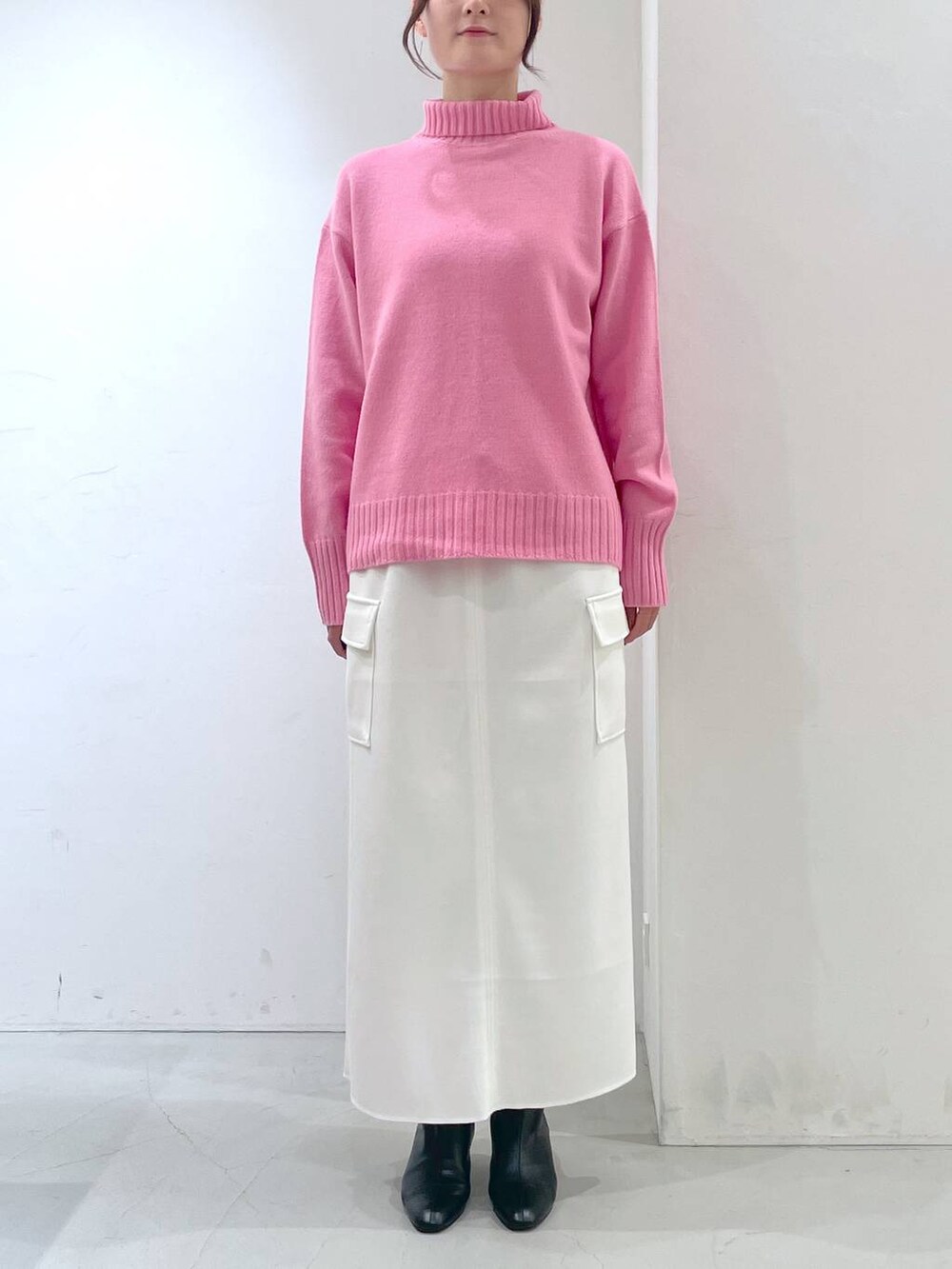 ホワイト系のスカート、ブラック系のブルゾン、ピンク系のニット/セーターを着用したレディースの秋コーディネートの9枚目の写真