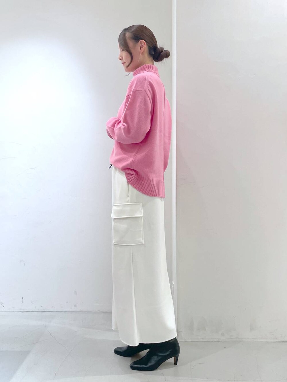 ホワイト系のスカート、ブラック系のブルゾン、ピンク系のニット/セーターを着用したレディースの秋コーディネートの7枚目の写真