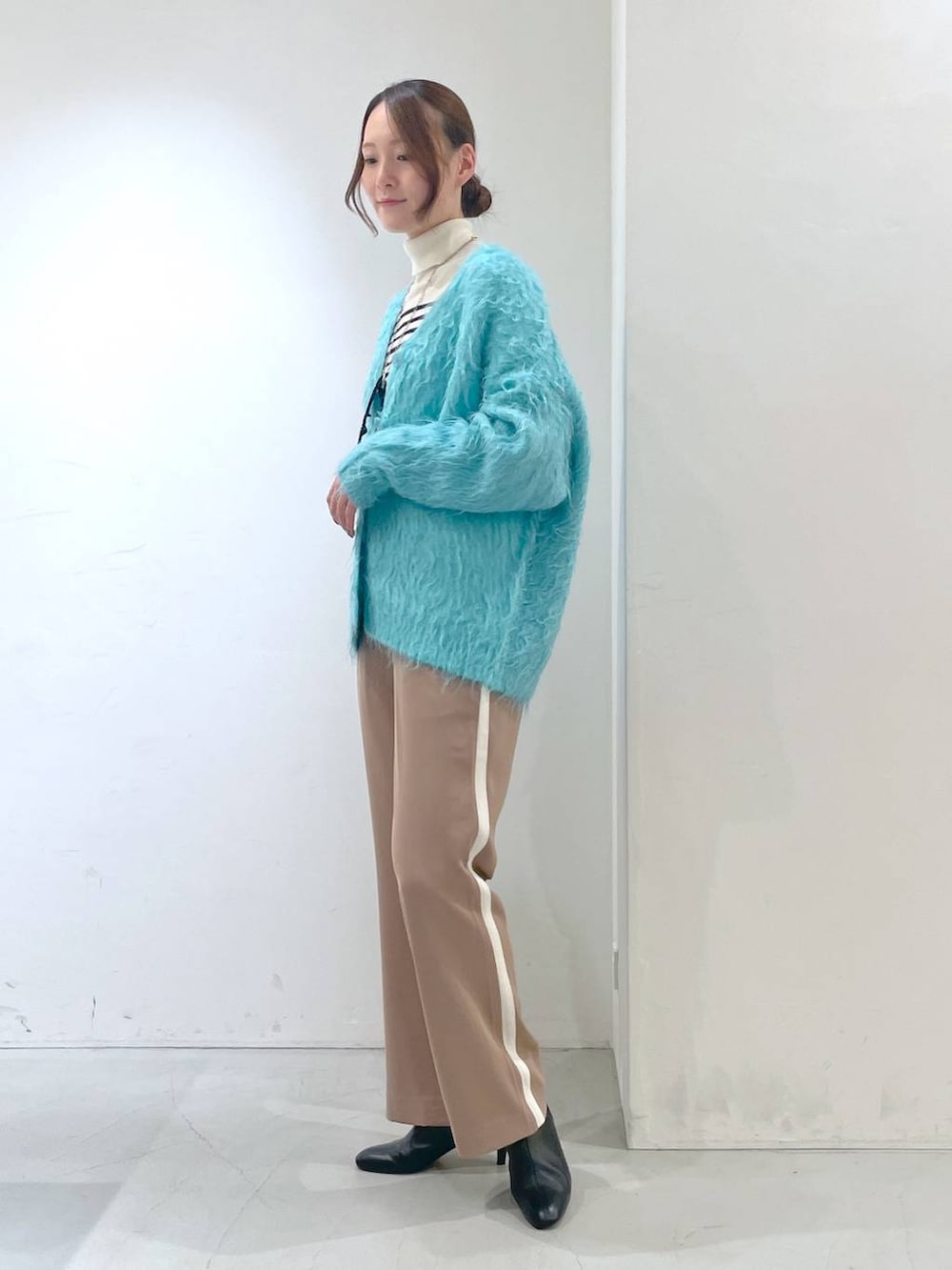 ブルー系のカーディガン/ボレロ、ホワイト系のニット/セーター、ベージュ系のその他パンツを着用したレディースの秋コーディネートの3枚目の写真