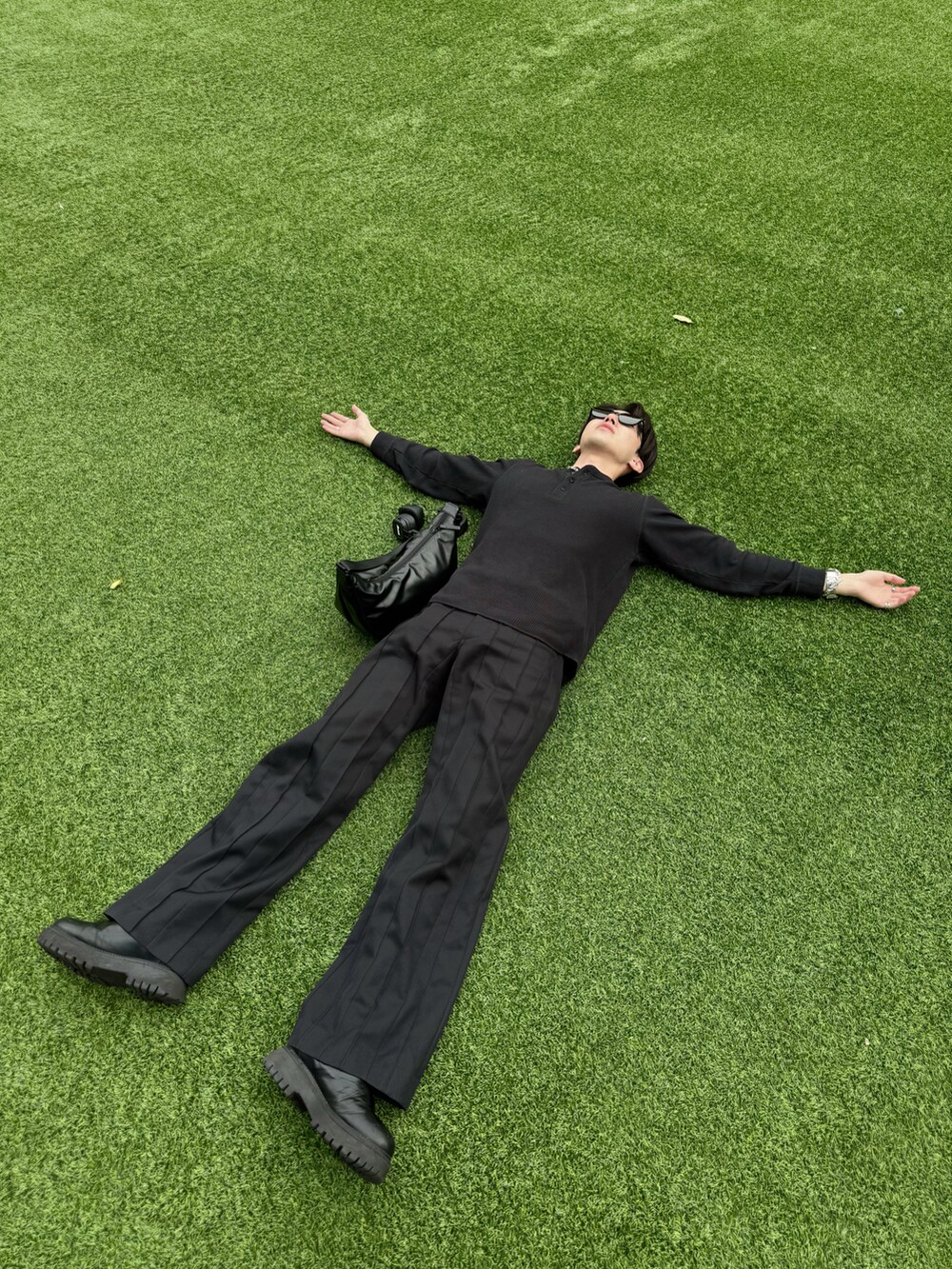 ブラック系のスラックスを着用したメンズの春コーディネートの3枚目の写真