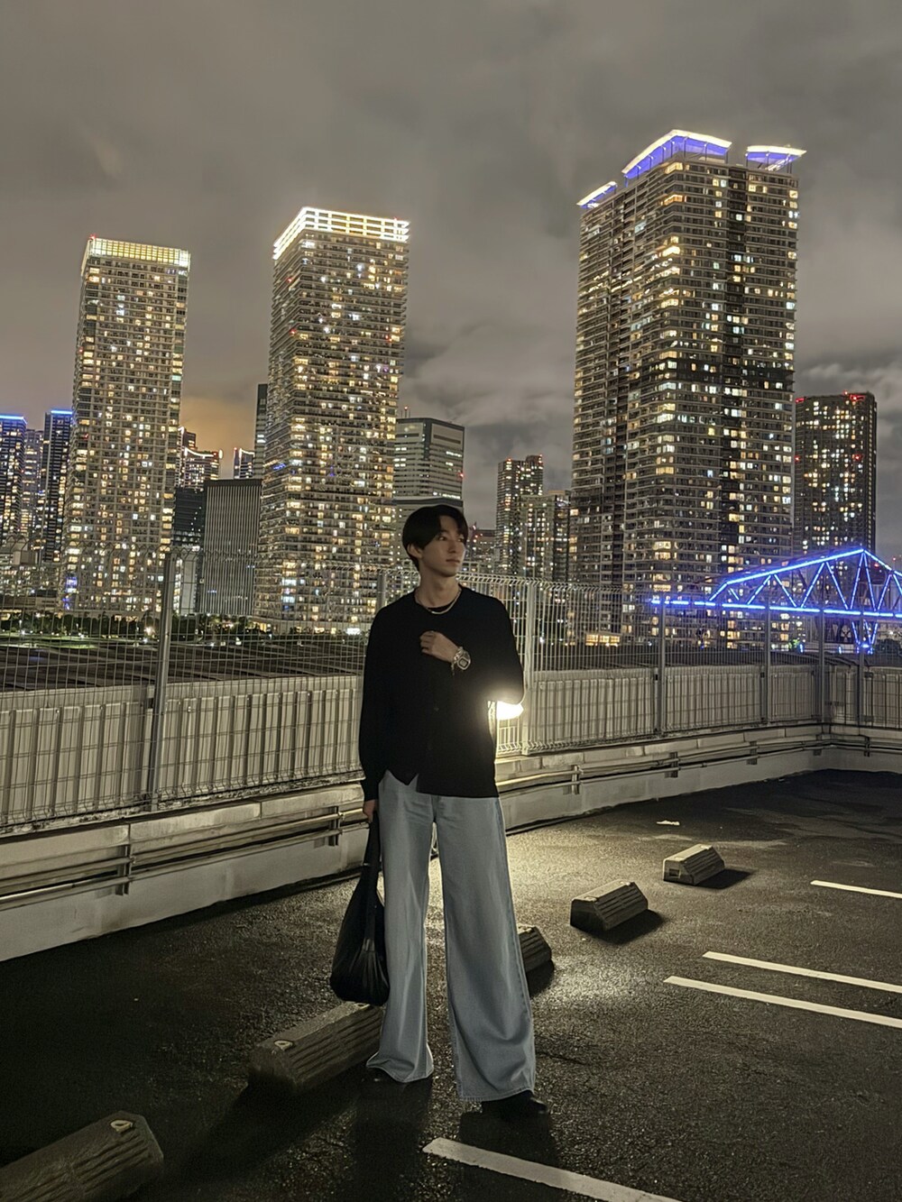 ブルー系のデニムパンツを着用したメンズの夏コーディネートの4枚目の写真