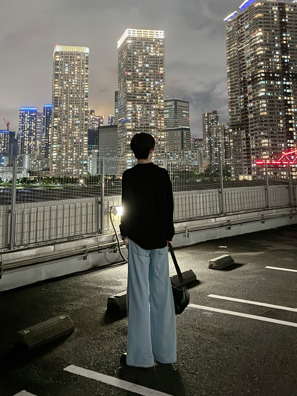 ブルー系のデニムパンツを着用したメンズの夏コーディネートの2枚目の写真