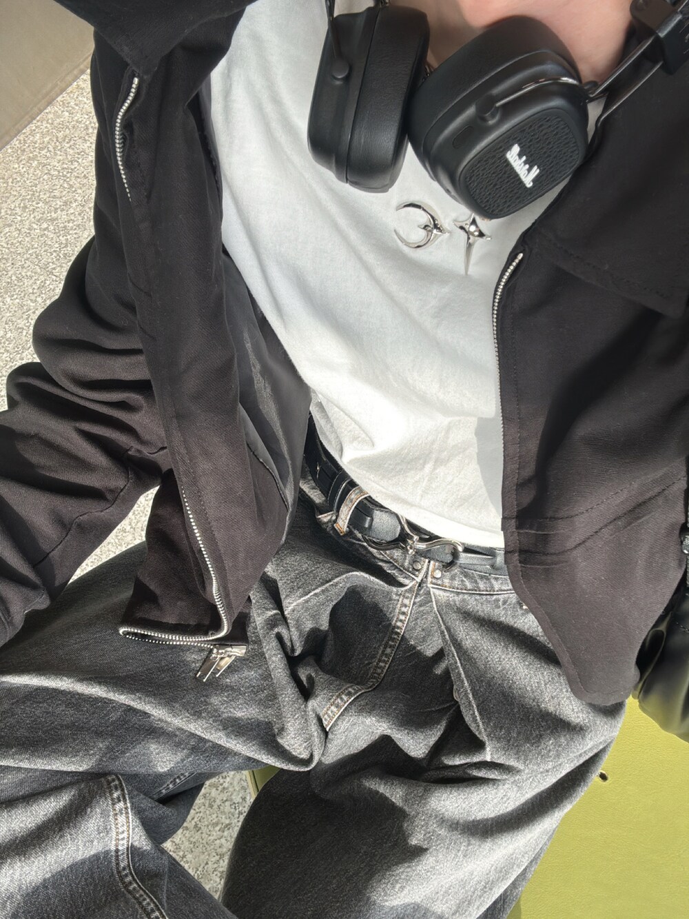 グレー系のデニムパンツ、ブラック系のショルダーバッグ、ホワイト系のTシャツ/カットソーを着用したメンズの春コーディネートの3枚目の写真