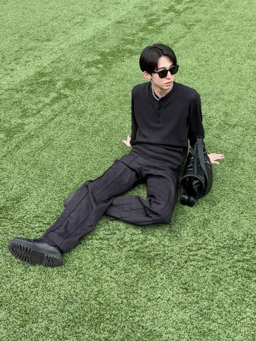 ブラック系のスラックスを着用したメンズの春コーディネートの2枚目の写真