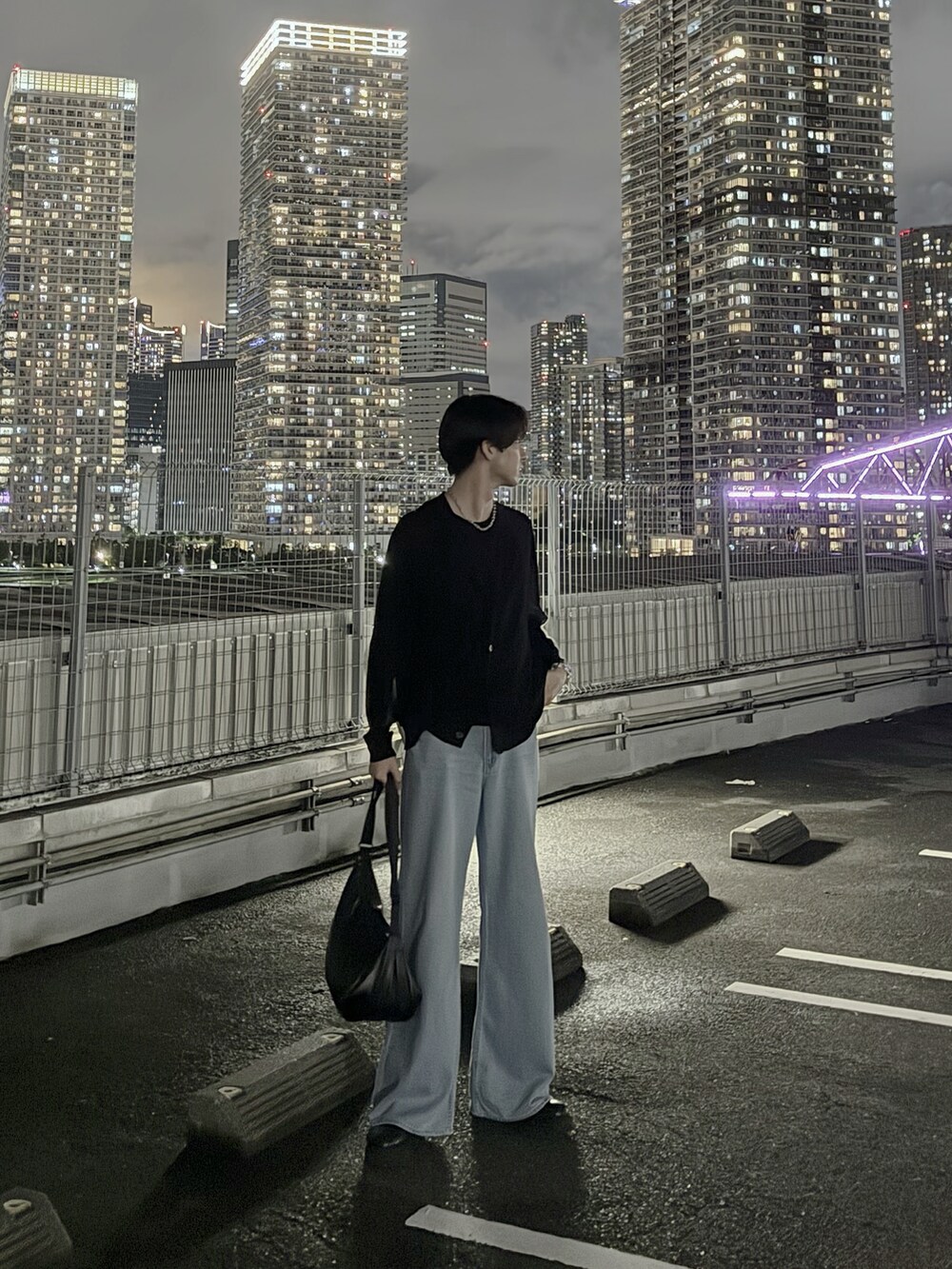 ブルー系のデニムパンツを着用したメンズの夏コーディネートの3枚目の写真