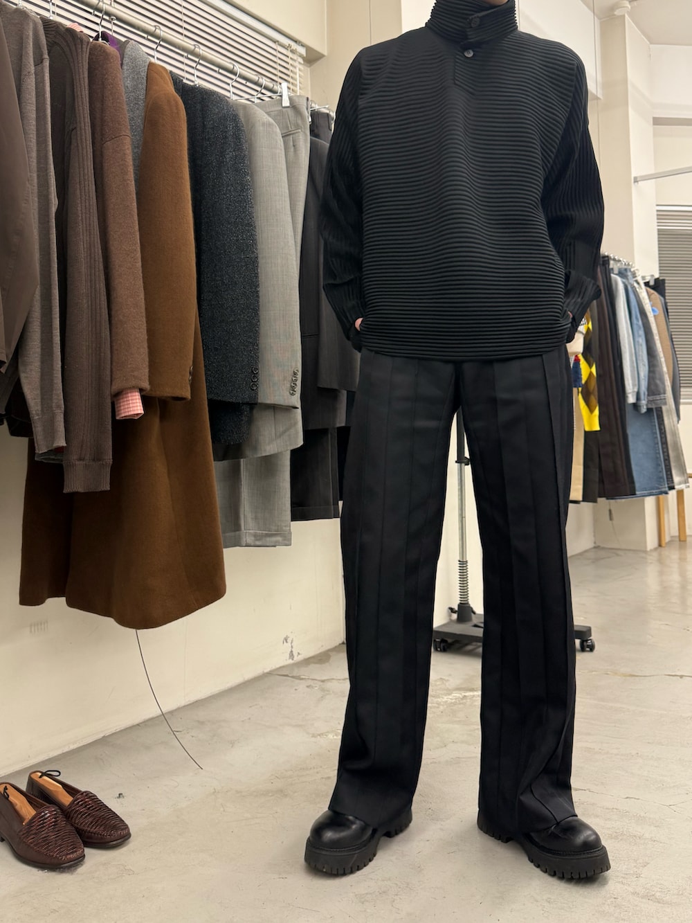 ブラック系のシャツ/ブラウス、ブラック系のスラックス、ブラック系のニットキャップ/ビーニーを着用したメンズの春コーディネートの2枚目の写真