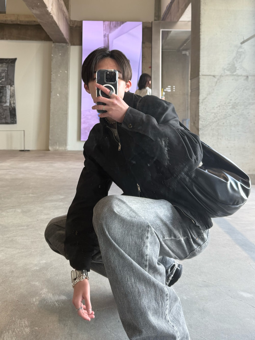 グレー系のデニムパンツ、ブラック系のショルダーバッグ、ホワイト系のTシャツ/カットソーを着用したメンズの春コーディネートの4枚目の写真