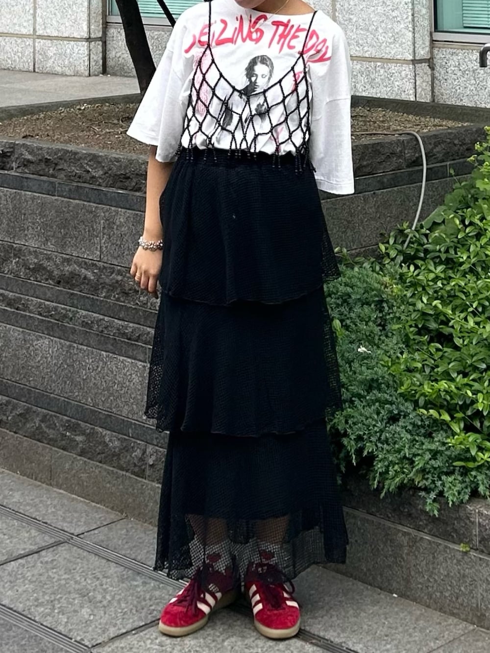 ホワイト系のTシャツ/カットソー、ブラック系のキャミソール、ブラック系のスカートを着用したレディースの夏コーディネートの3枚目の写真