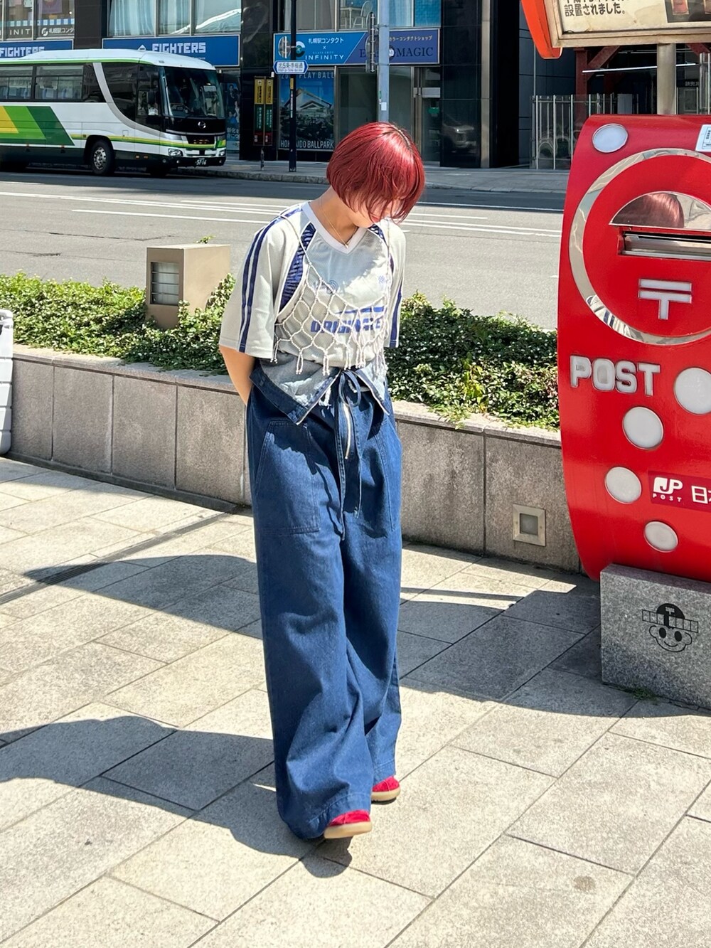 「レイヤードスタイル、夏コーデ、デニム、ロゴT、ストリート、ボーダー、タンクトップ、サロペット、＃デニム、デニムパンツ、レース、ブロケットコア、ガーリー、甘辛mix」｜「CIAOPANICのメッシュレースドッキングフットボールTee（Tシャツ/カットソー、グレー系）」を使った、田中風花さん（レディース・160cm）の夏コーディネートの2枚目の写真