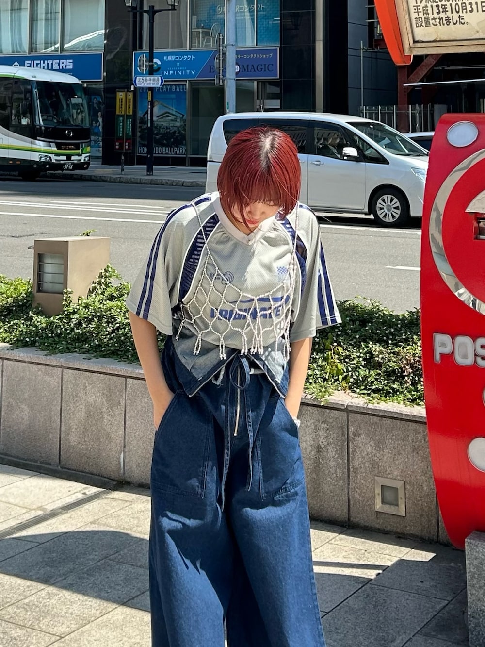 「レイヤードスタイル、夏コーデ、デニム、ロゴT、ストリート、ボーダー、タンクトップ、サロペット、＃デニム、デニムパンツ、レース、ブロケットコア、ガーリー、甘辛mix」｜「CIAOPANICのメッシュレースドッキングフットボールTee（Tシャツ/カットソー、グレー系）」を使った、田中風花さん（レディース・160cm）の夏コーディネートの4枚目の写真