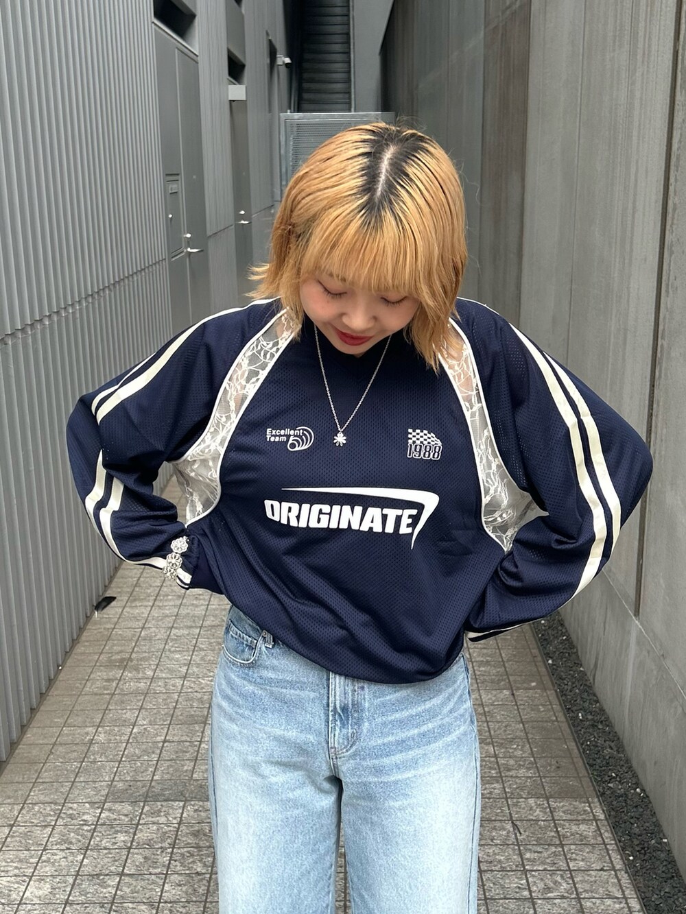 ブルー系のデニムパンツ、ブルー系のTシャツ/カットソーを着用したレディースの夏コーディネートの3枚目の写真