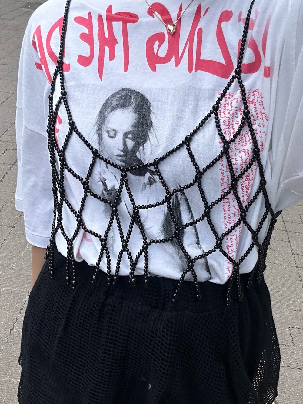 ホワイト系のTシャツ/カットソー、ブラック系のキャミソール、ブラック系のスカートを着用したレディースの夏コーディネートの4枚目の写真