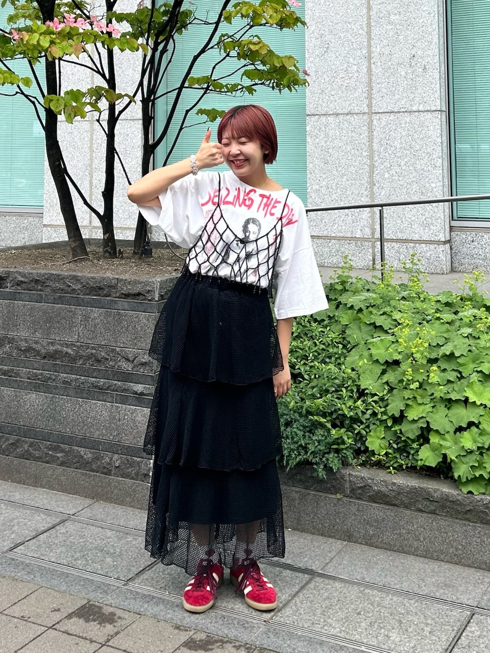 ホワイト系のTシャツ/カットソー、ブラック系のキャミソール、ブラック系のスカートを着用したレディースの夏コーディネートの2枚目の写真