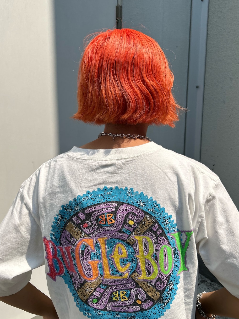 ブラック系のカーゴパンツ、ホワイト系のTシャツ/カットソーを着用したレディースの夏コーディネートの3枚目の写真