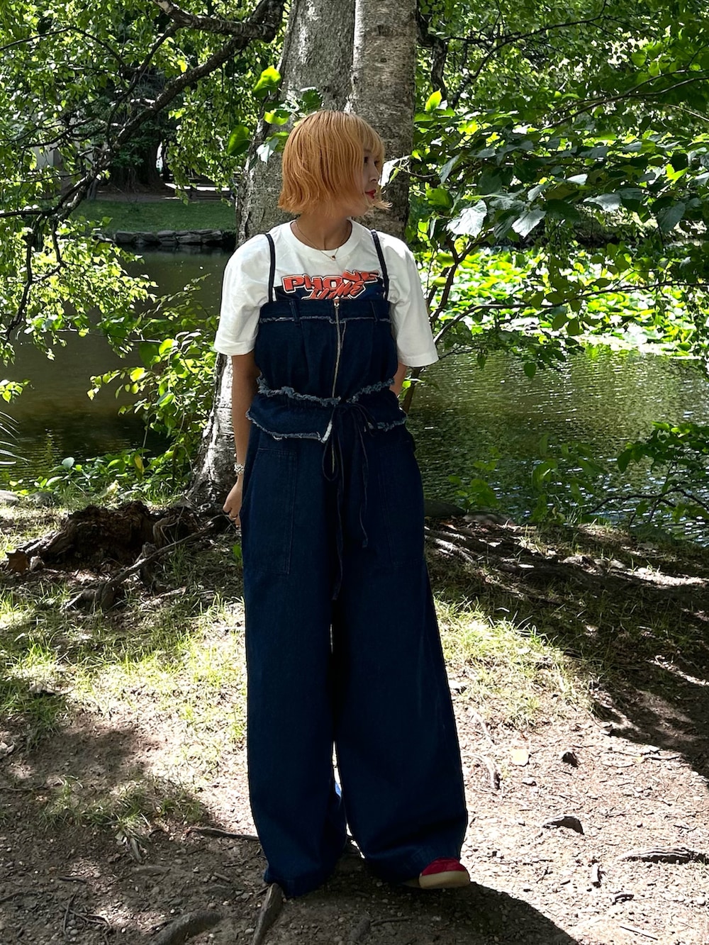ブルー系のサロペット/オーバーオール、ホワイト系のTシャツ/カットソーを着用したレディースの夏コーディネートの2枚目の写真
