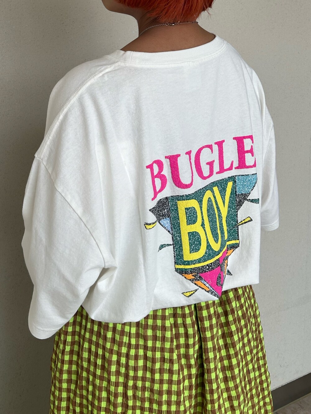 グリーン系のワンピース、ホワイト系のTシャツ/カットソーを着用したレディースの夏コーディネートの3枚目の写真