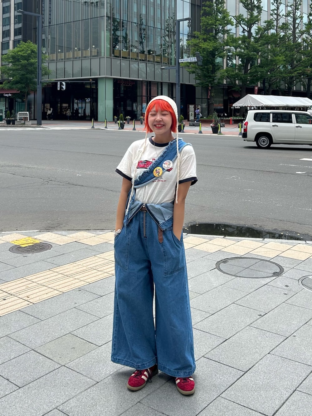 ブルー系のサロペット/オーバーオール、ブルー系のTシャツ/カットソーを着用したレディースの夏コーディネートの2枚目の写真