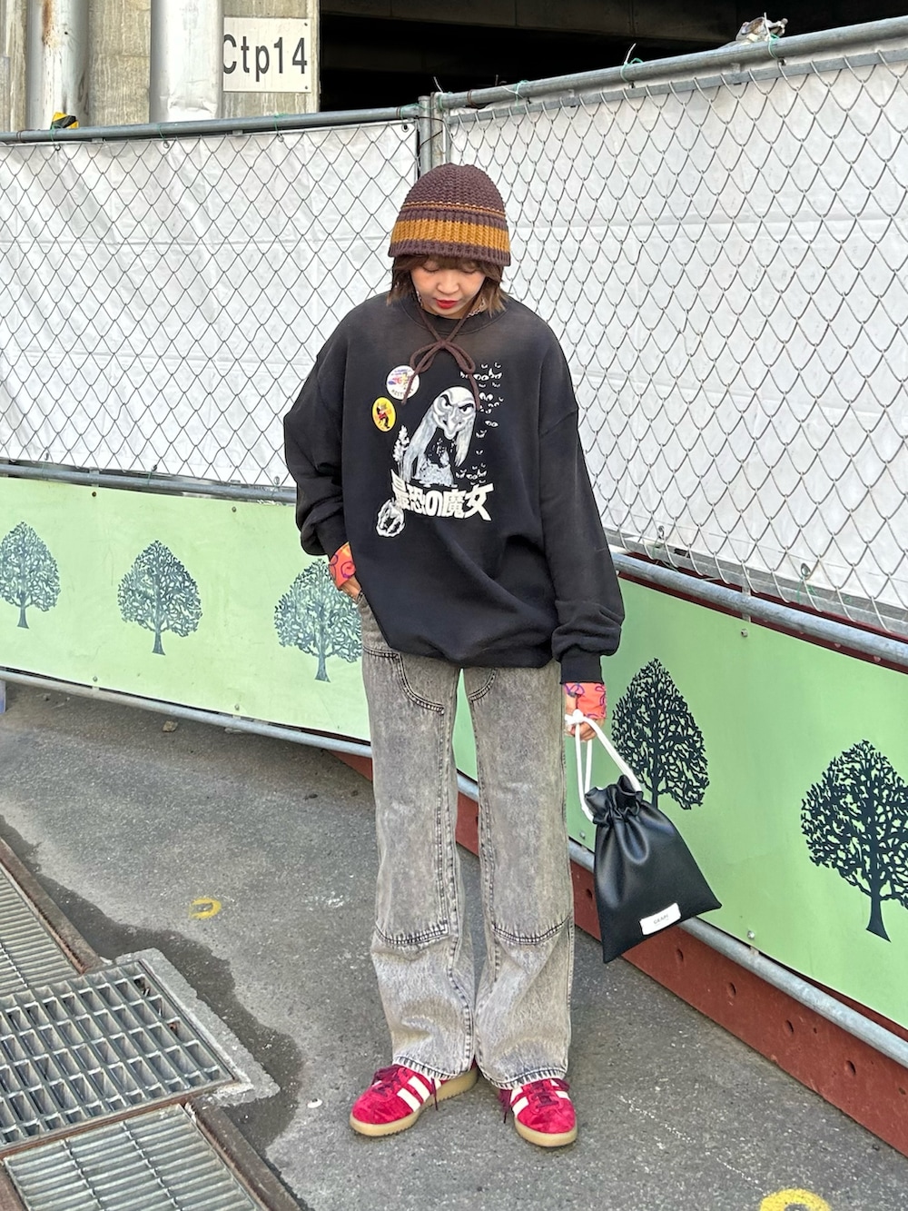 ブラック系のTシャツ/カットソー、ベージュ系のその他パンツ、ブラック系のショルダーバッグを着用したレディースの秋コーディネートの2枚目の写真