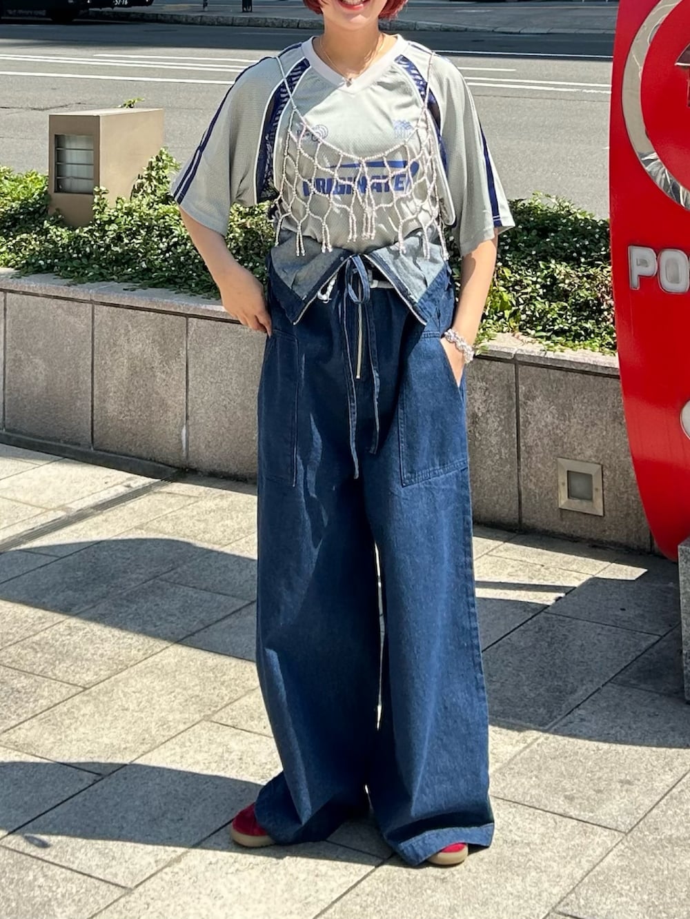 「レイヤードスタイル、夏コーデ、デニム、ロゴT、ストリート、ボーダー、タンクトップ、サロペット、＃デニム、デニムパンツ、レース、ブロケットコア、ガーリー、甘辛mix」｜「CIAOPANICのメッシュレースドッキングフットボールTee（Tシャツ/カットソー、グレー系）」を使った、田中風花さん（レディース・160cm）の夏コーディネートの3枚目の写真