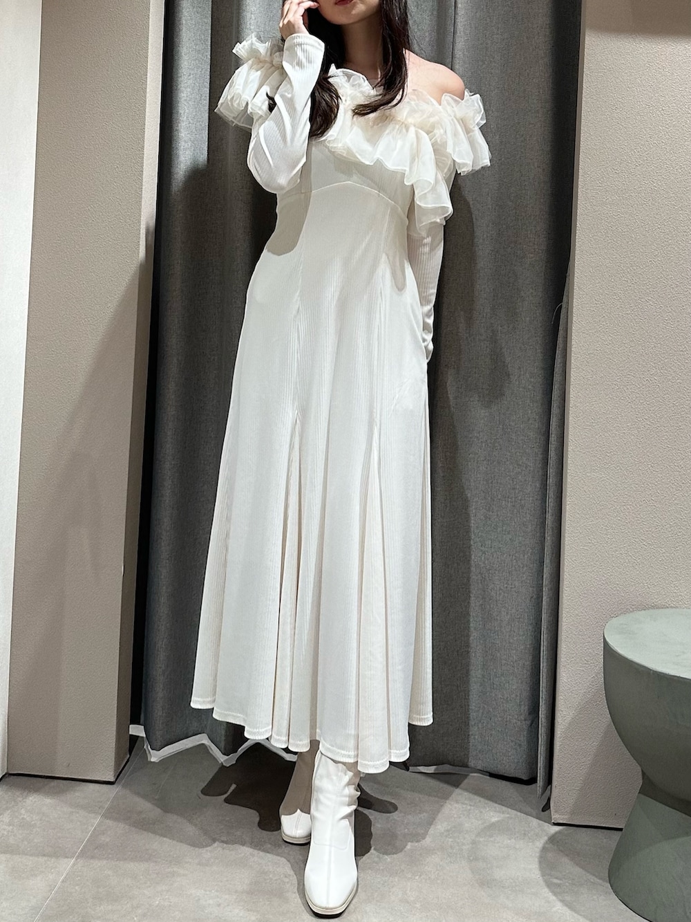 ホワイト系のワンピース、ホワイト系のブーツを着用したレディースの秋コーディネートの2枚目の写真