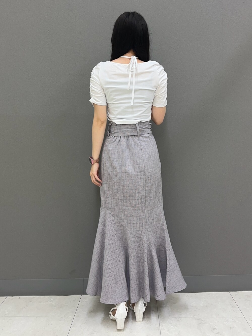 ホワイト系のTシャツ/カットソー、グレー系のスカート、ホワイト系のサンダルを着用したレディースの夏コーディネートの4枚目の写真