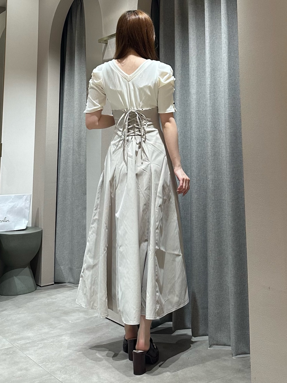 ベージュ系のワンピース、ベージュ系のワンピース、ブラウン系のパンプスを着用したレディースの春コーディネートの6枚目の写真