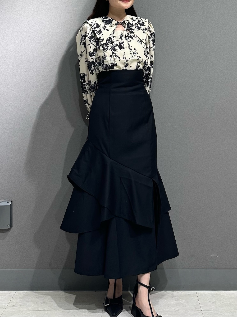 ホワイト系のシャツ/ブラウス、ホワイト系のシャツ/ブラウス、ブラック系のスカートを着用したレディースの秋コーディネートの2枚目の写真