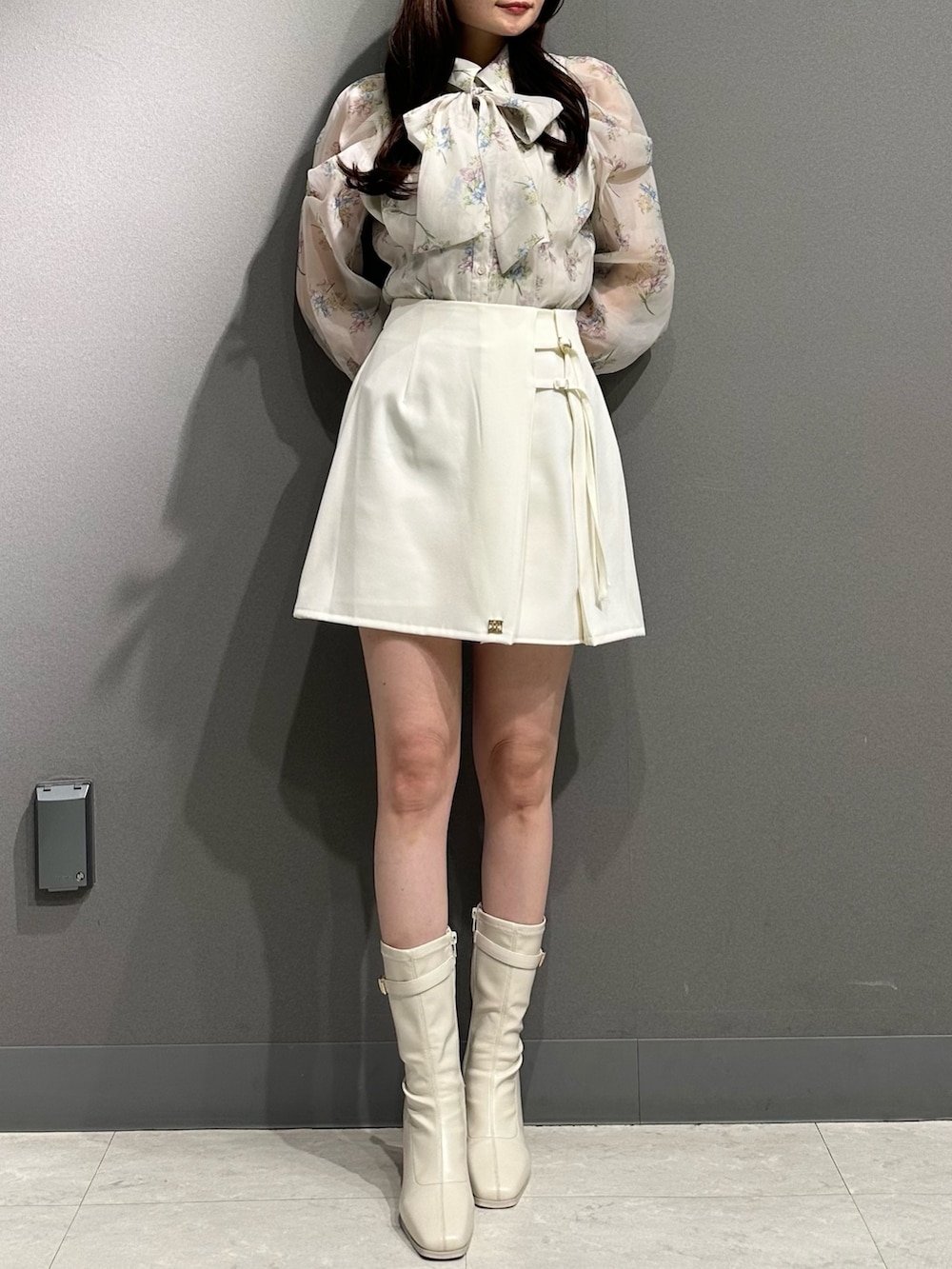 ピンク系のシャツ/ブラウス、ピンク系のシャツ/ブラウス、ホワイト系のスカートを着用したレディースの冬コーディネートの5枚目の写真