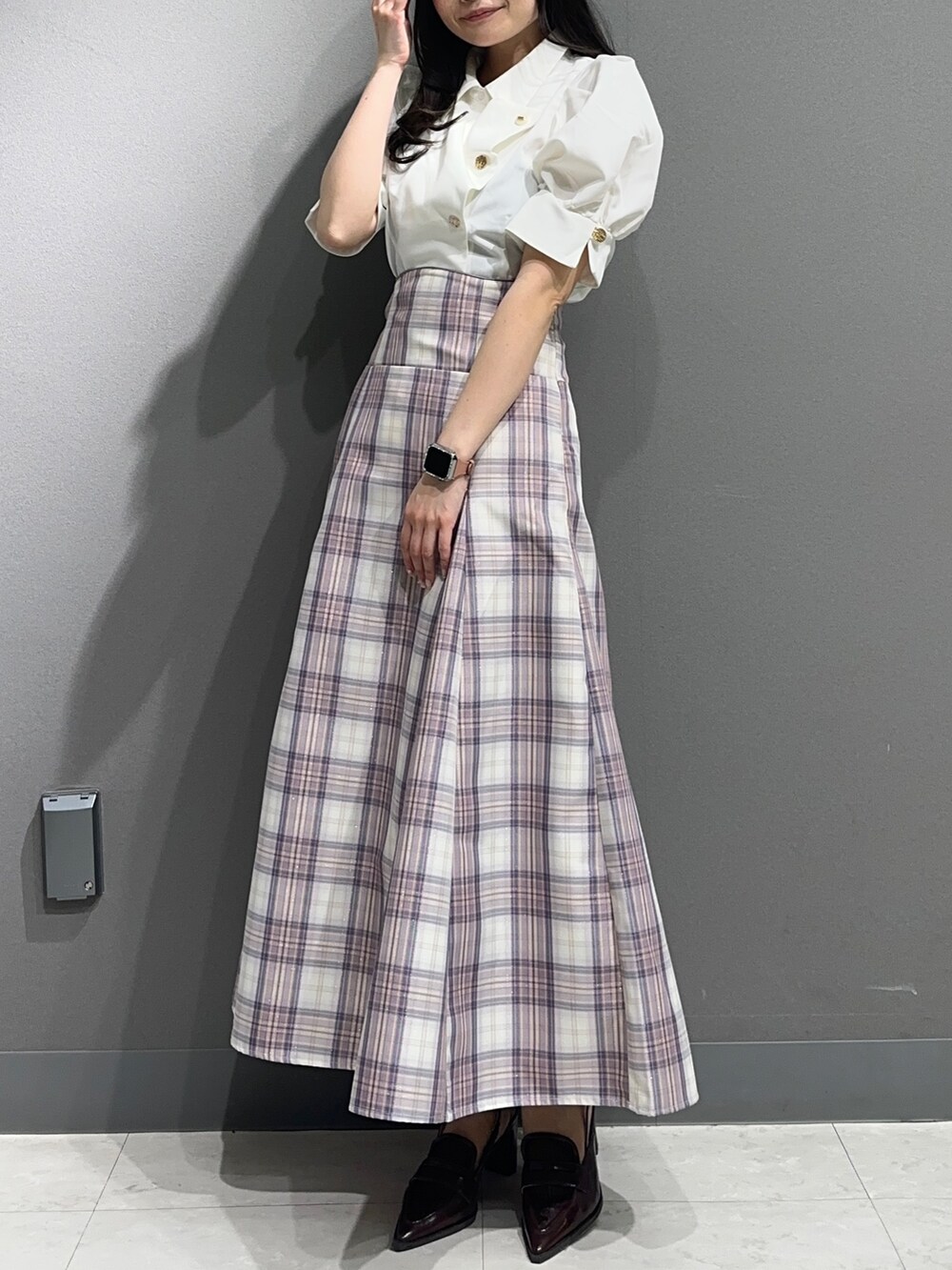 ホワイト系のシャツ/ブラウス、パープル系のスカート、ブラウン系のローファーを着用したレディースの春コーディネートの3枚目の写真