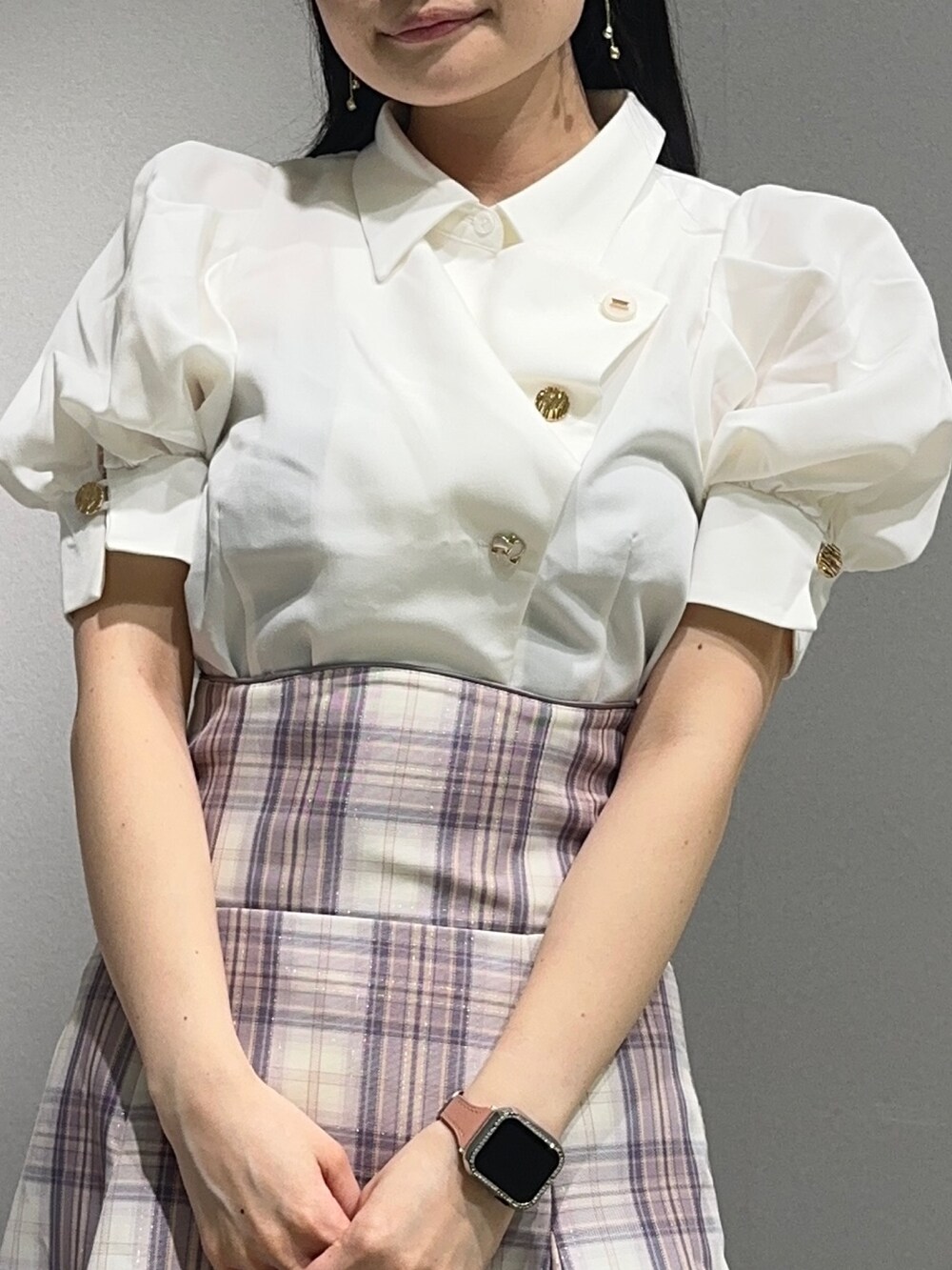 ホワイト系のシャツ/ブラウス、パープル系のスカート、ブラウン系のローファーを着用したレディースの春コーディネートの7枚目の写真