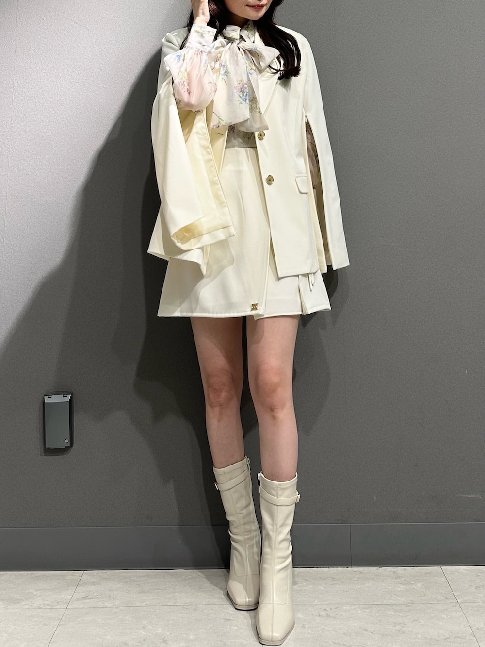 ホワイト系のテーラードジャケット、ホワイト系のテーラードジャケット、ピンク系のシャツ/ブラウスを着用したレディースの冬コーディネートの4枚目の写真