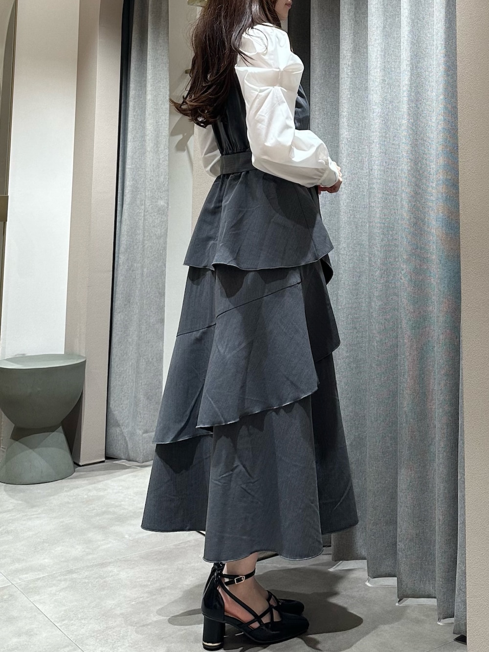 グレー系のワンピース、グレー系のワンピース、ブラック系のサンダルを着用したレディースの冬コーディネートの4枚目の写真