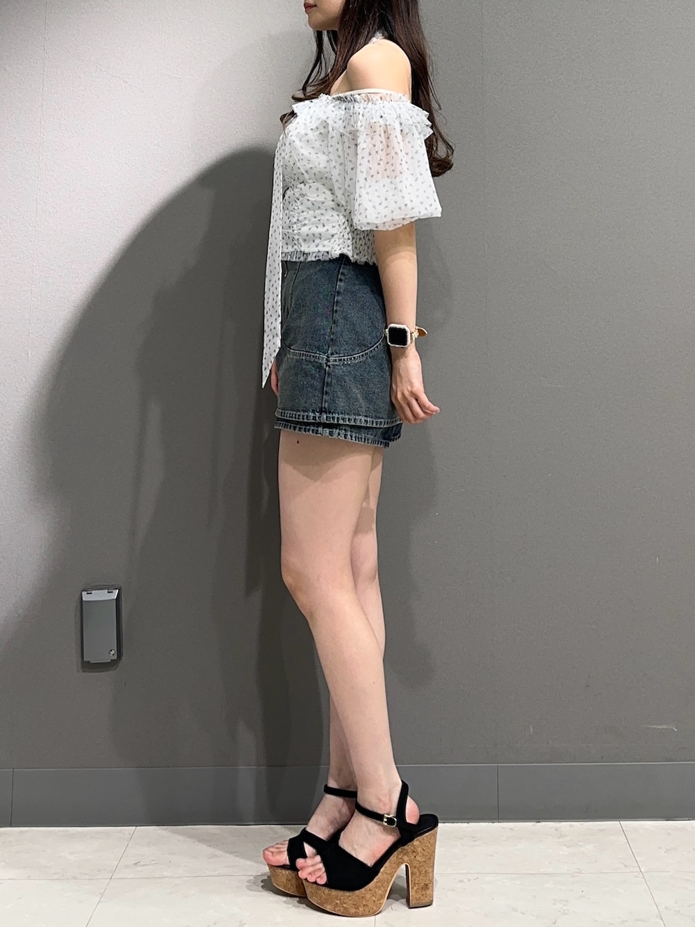 ブルー系のシャツ/ブラウス、ブルー系のデニムパンツ、ブルー系のデニムパンツを着用したレディースの夏コーディネートの4枚目の写真