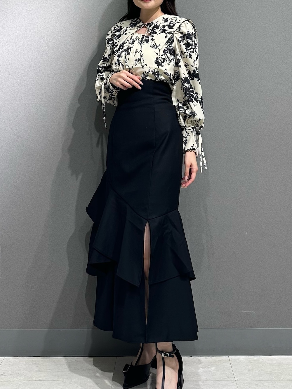 ホワイト系のシャツ/ブラウス、ホワイト系のシャツ/ブラウス、ブラック系のスカートを着用したレディースの秋コーディネートの3枚目の写真