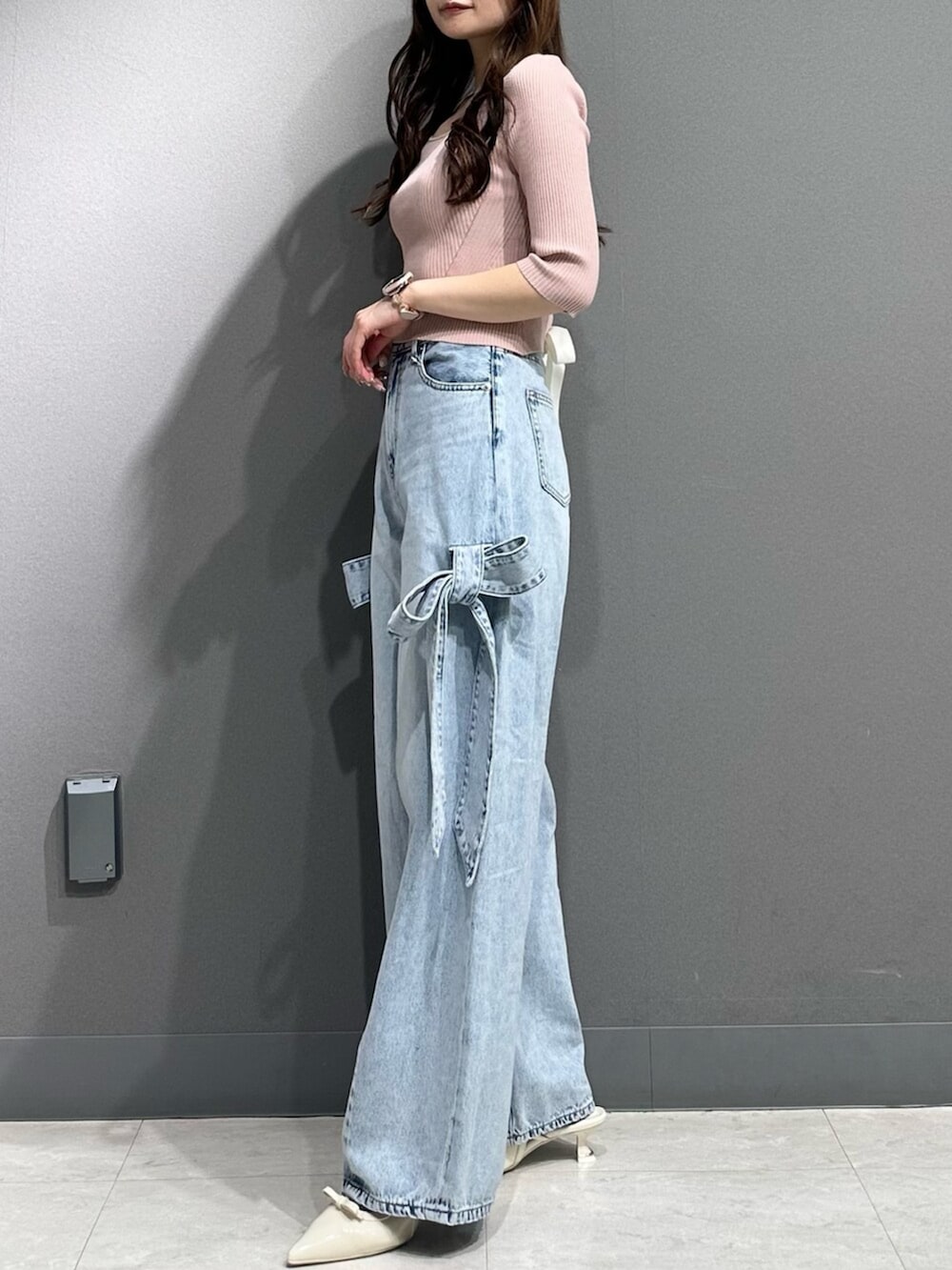 ホワイト系のパンプス、ホワイト系のパンプス、ピンク系のニット/セーターを着用したレディースの春コーディネートの5枚目の写真