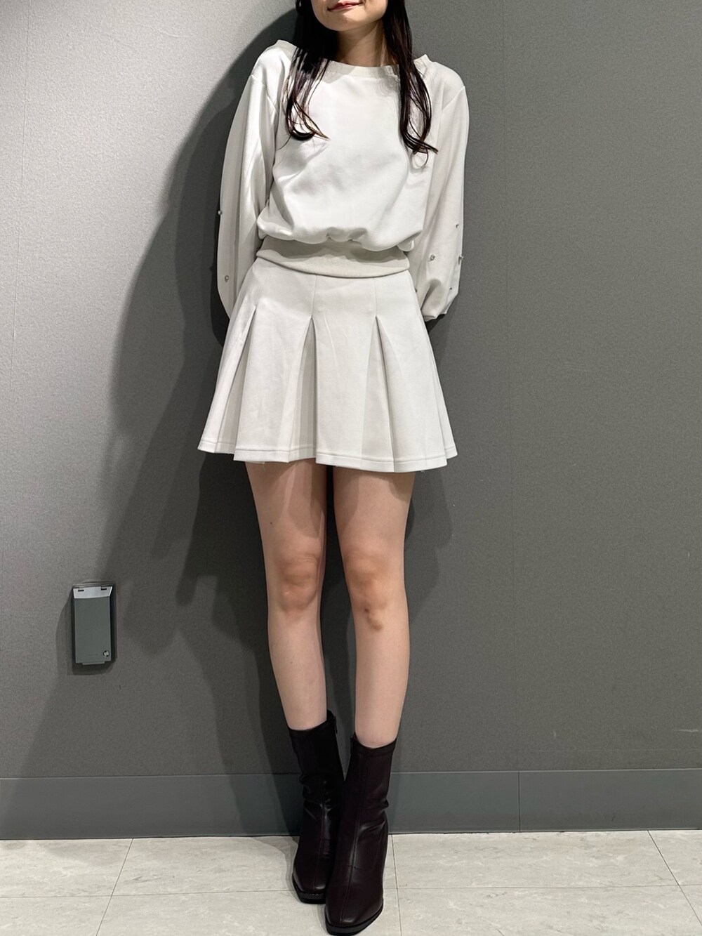 ホワイト系のスウェット、ホワイト系のスウェット、ホワイト系のスウェットを着用したレディースの秋コーディネートの4枚目の写真