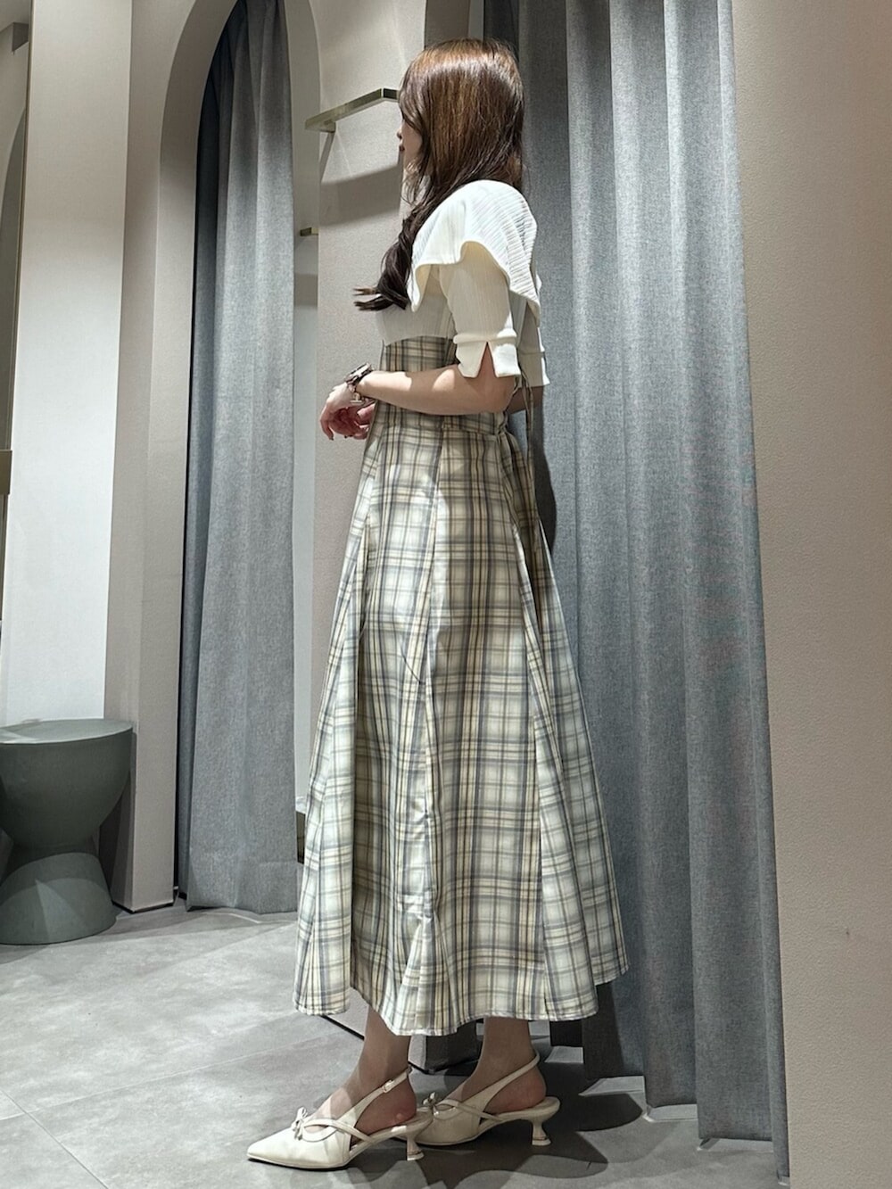 ホワイト系のパンプス、ホワイト系のワンピースを着用したレディースの春コーディネートの5枚目の写真