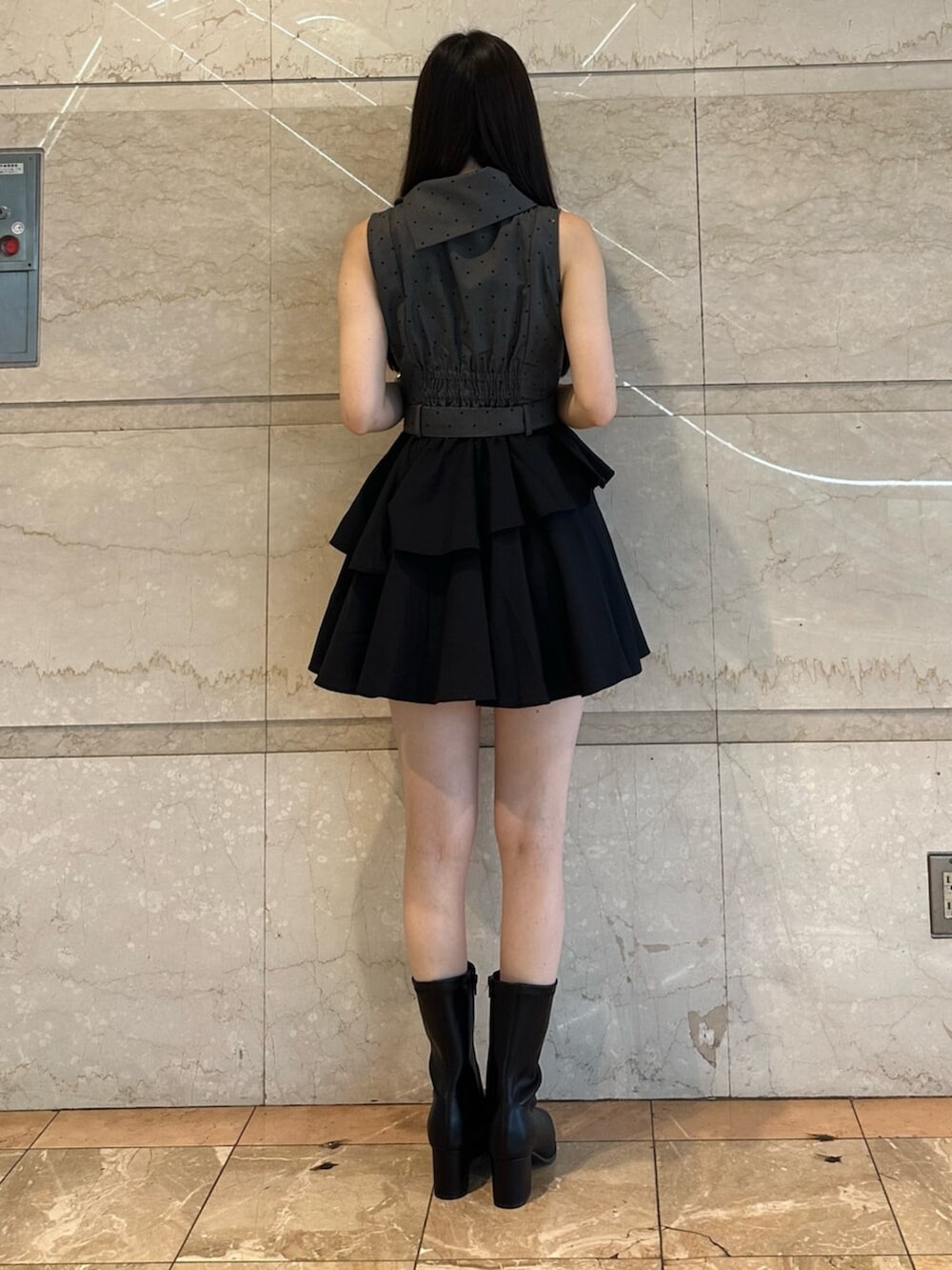 ブラック系のブーツ、ブラック系のワンピース、ブラック系のワンピースを着用したレディースの夏コーディネートの4枚目の写真