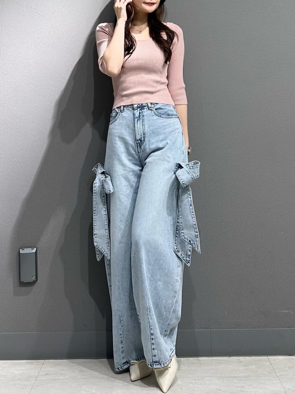 ホワイト系のパンプス、ホワイト系のパンプス、ピンク系のニット/セーターを着用したレディースの春コーディネートの2枚目の写真