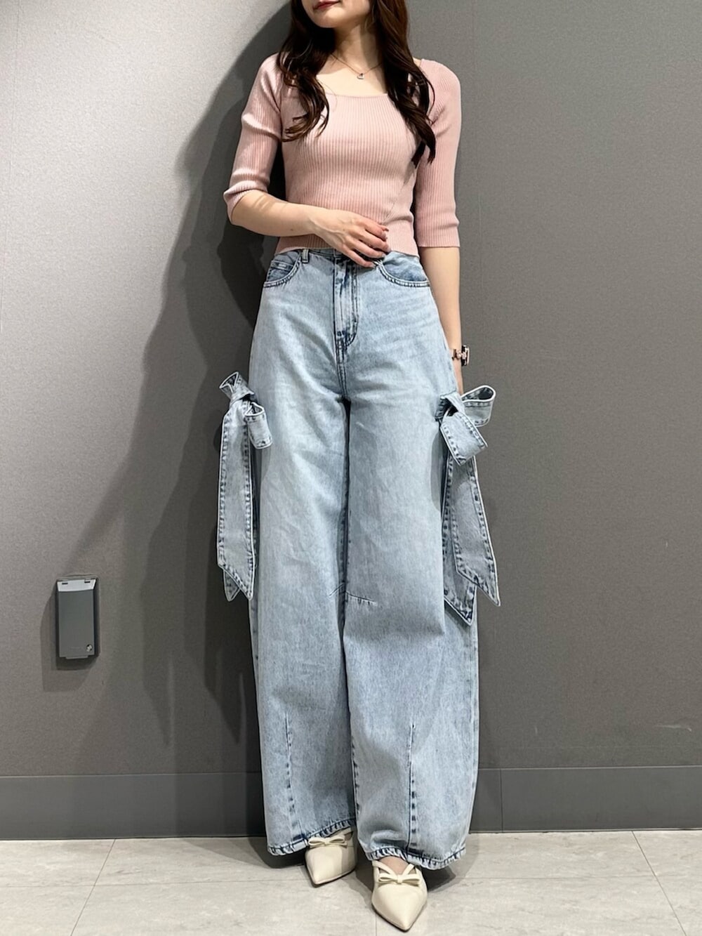 ホワイト系のパンプス、ホワイト系のパンプス、ピンク系のニット/セーターを着用したレディースの春コーディネートの4枚目の写真