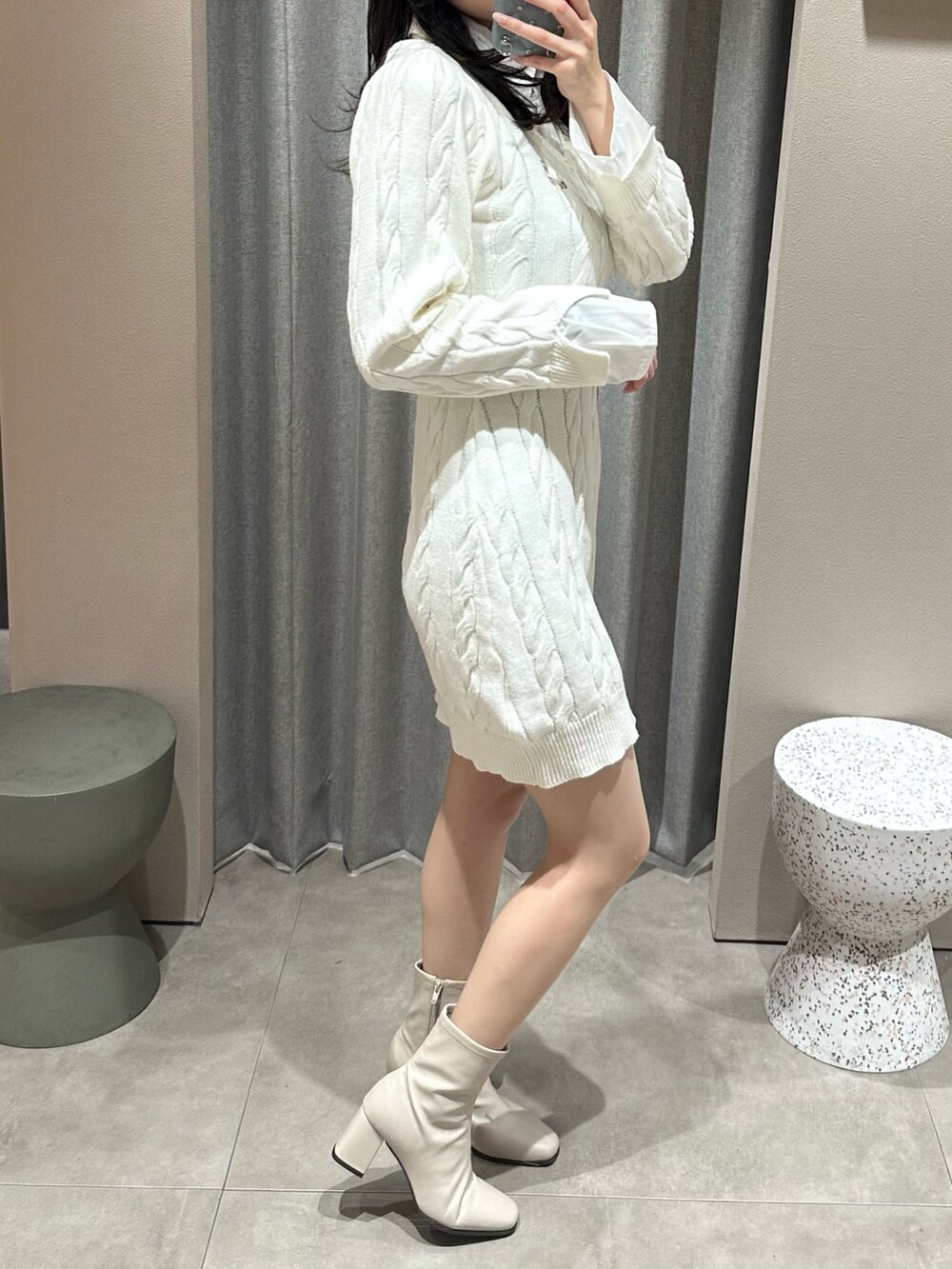 ホワイト系のワンピース、ベージュ系のブーツを着用したレディースの冬コーディネートの4枚目の写真