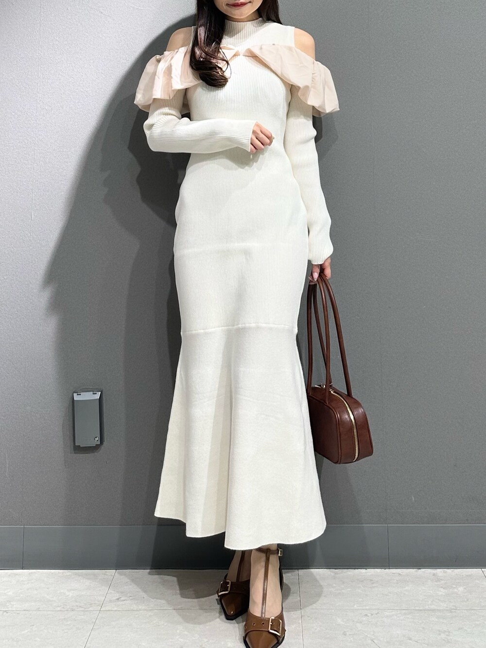 ホワイト系のワンピース、ホワイト系のワンピース、イエロー系のハンドバッグを着用したレディースの秋コーディネートの2枚目の写真