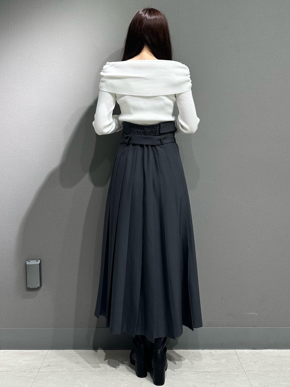 ホワイト系のニット/セーター、ホワイト系のニット/セーター、グレー系のスカートを着用したレディースの秋コーディネートの7枚目の写真
