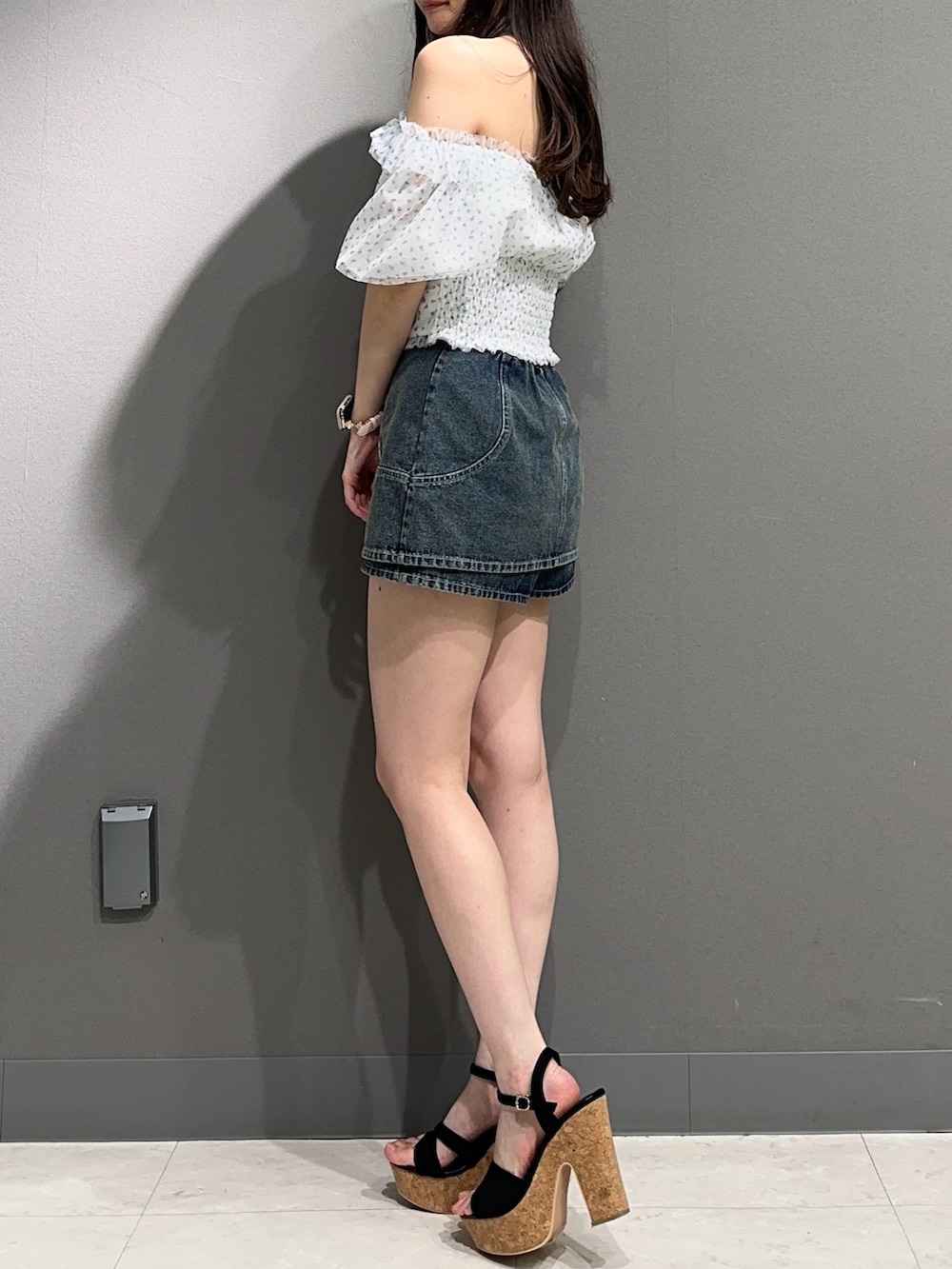 ブルー系のシャツ/ブラウス、ブルー系のデニムパンツ、ブルー系のデニムパンツを着用したレディースの夏コーディネートの5枚目の写真