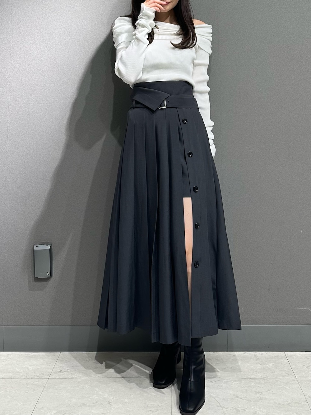 ホワイト系のニット/セーター、ホワイト系のニット/セーター、グレー系のスカートを着用したレディースの秋コーディネートの2枚目の写真