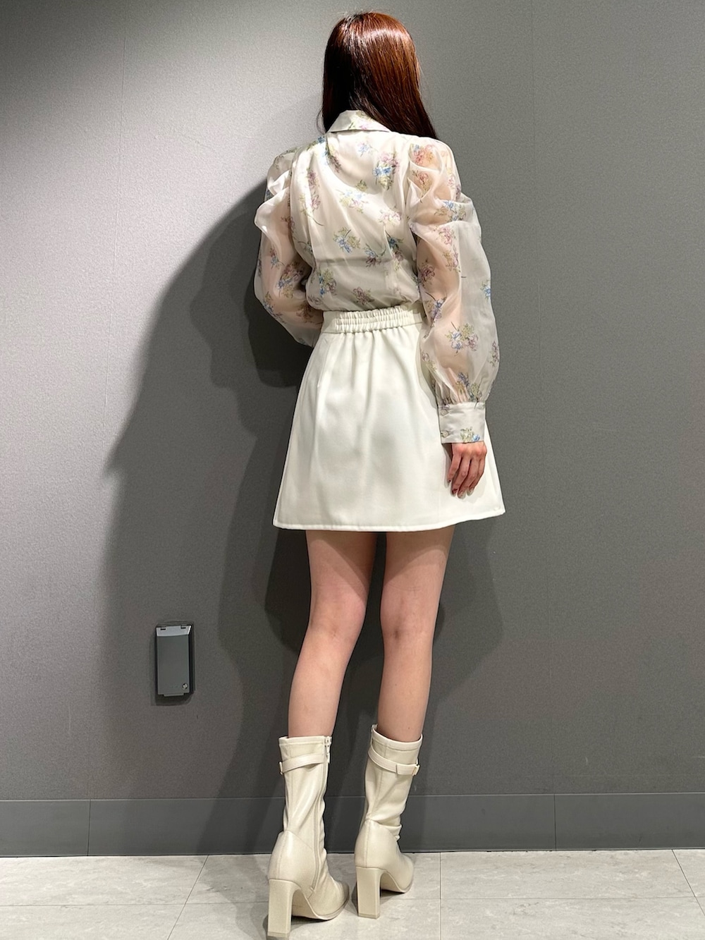 ピンク系のシャツ/ブラウス、ピンク系のシャツ/ブラウス、ホワイト系のスカートを着用したレディースの冬コーディネートの7枚目の写真