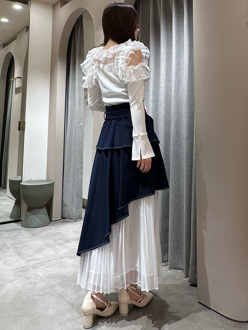 ホワイト系のTシャツ/カットソー、ホワイト系のTシャツ/カットソー、ブルー系のスカートを着用したレディースの冬コーディネートの7枚目の写真